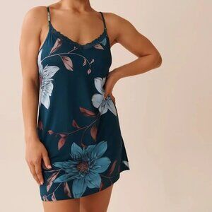 La Vie en Rose - Burgundy Nightie with floral prints / Nuisette